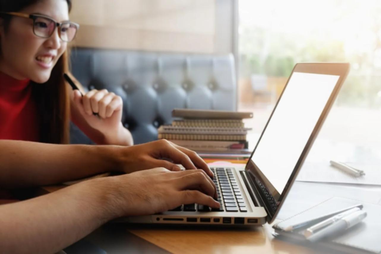 Teilnehmer bei Gruppenarbeit