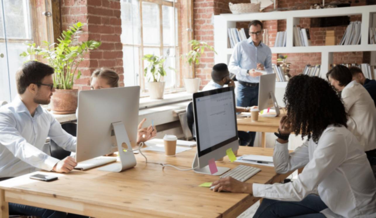 Instruktor erklärt Konzepte während einer Live-Session mit interaktiven Bildschirmelementen