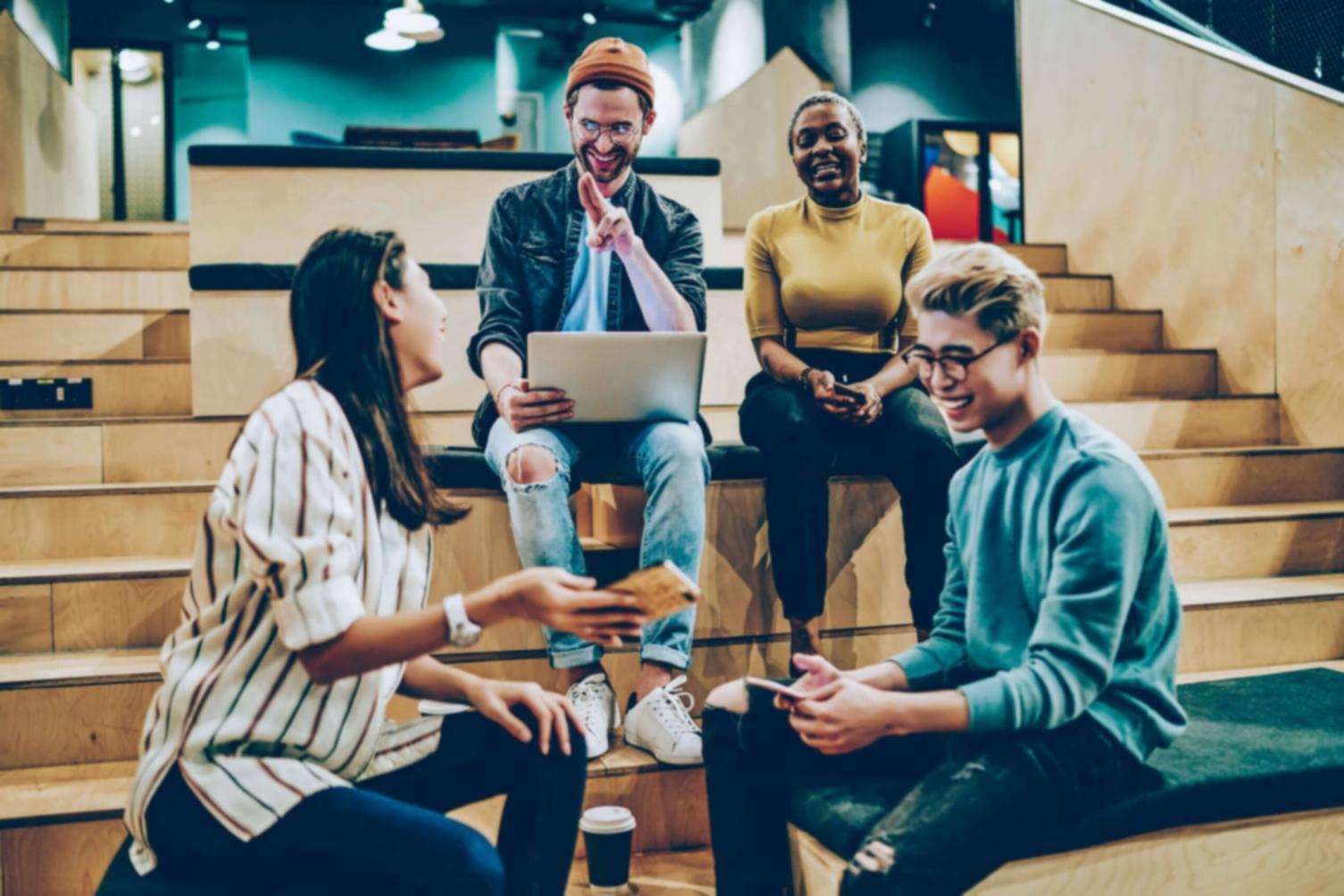 Teilnehmer arbeitet konzentriert an einem Projekt während einer Online-Lerneinheit